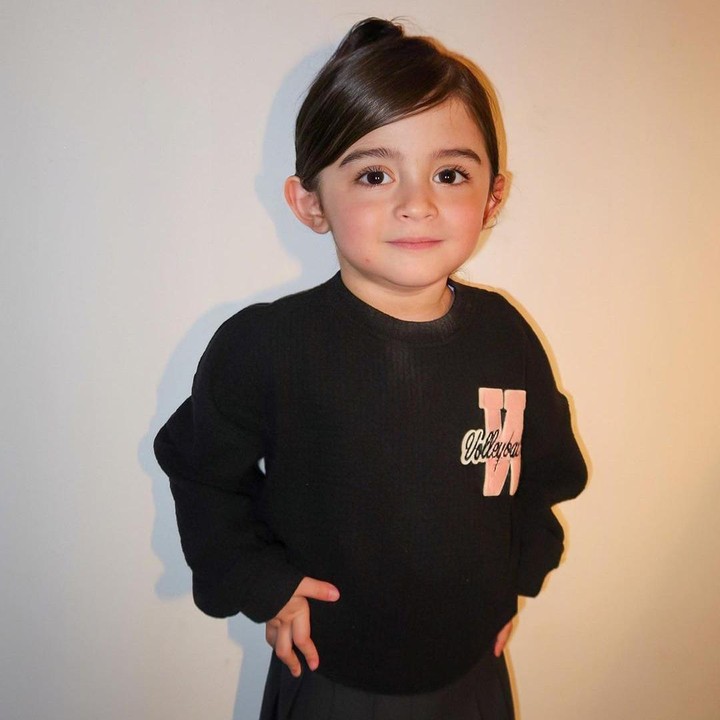 <p>Sejak lahir, Guzel sudah menarik perhatian banyak orang. Selain tingkahnya yang lucu, <em>outfit</em> yang dikenakan Guzel juga sangat <em>fashionable</em>, lho. (Foto: Instagram: @guzelimalisyakieb)</p>
