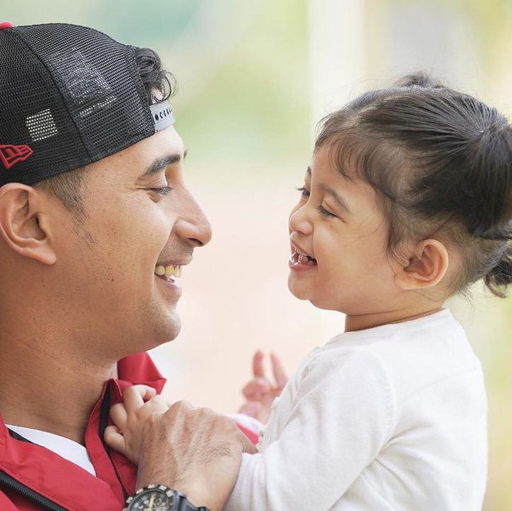 <p>Bunda, kita doakan agar Guzel tumbuh menjadi anak yang sehat dan selalu menjadi kebanggaan bagi kedua orang tuanya, ya. Semoga Guzel terus diberi kebahagiaan dan mendapat cinta serta kasih sayang dari orang-orang di sekitarnya. (Foto: Instagram: @guzelimalisyakieb)</p>