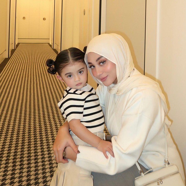 <p>Margin melahirkan sang anak pada 1 November 2021. Si Kecil yang memiliki darah Arab dan Pakistan ini pun diberi nama Guzelim Aracelli Ali Syakieb. (Foto: Instagram: @guzelimalisyakieb)</p>