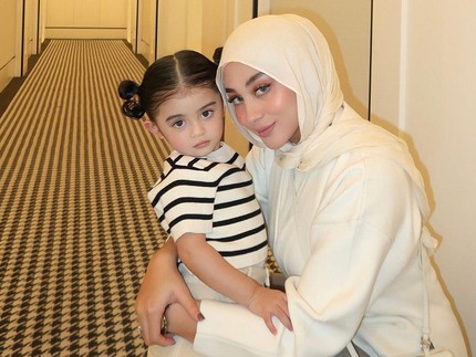 7 Potret Cantiknya Guzel Putri Ali Syakieb & Margin, Wajahnya Bak Boneka Barbie