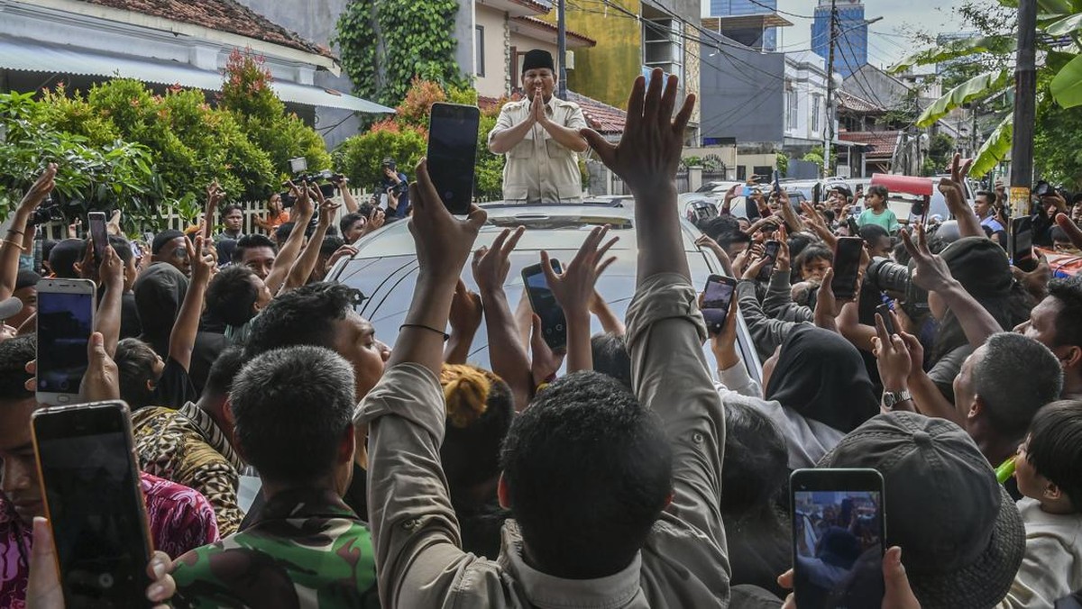 FOTO: Momen Prabowo Subianto Ziarah ke Makam Habib Ali Kwitang