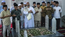 FOTO: Momen Prabowo Subianto Ziarah ke Makam Habib Ali Kwitang