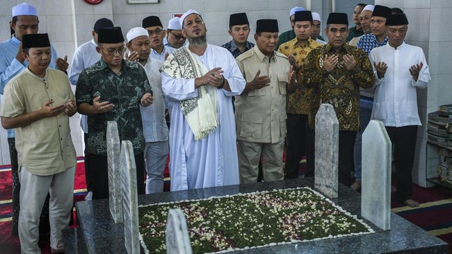 Prabowo berziarah ke makam Habib Ali bin Abdurrahman Al-Habsyi atau Habib Kwitang di Masjid Al Riyadh, Kwitang, Jakarta Pusat, Jumat (16/2).