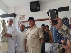 Prabowo Ziarah ke Makam Habib Ali Kwitang, Cium Kening Anak-anak dari Mobil