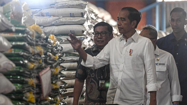Presiden Jokowi mengklaim stok beras pada Lebaran tahun ini aman. Panen raya pada April diharapkan menambah pasokan.