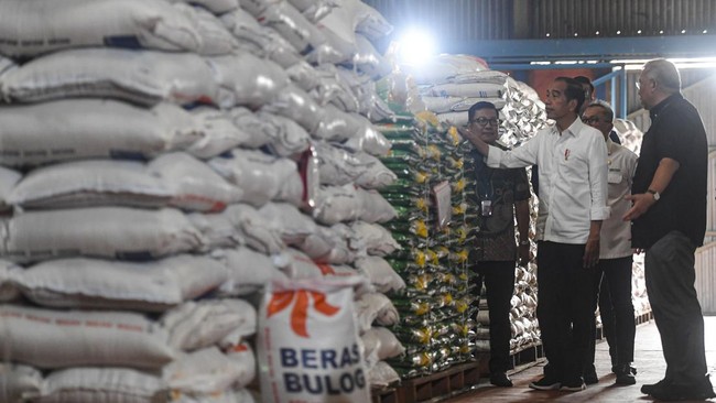 Perum Bulog mengungkap realisasi penyaluran bantuan pangan berupa beras sudah tersalurkan ke masyarakat sebanyak 497.048 ton.
