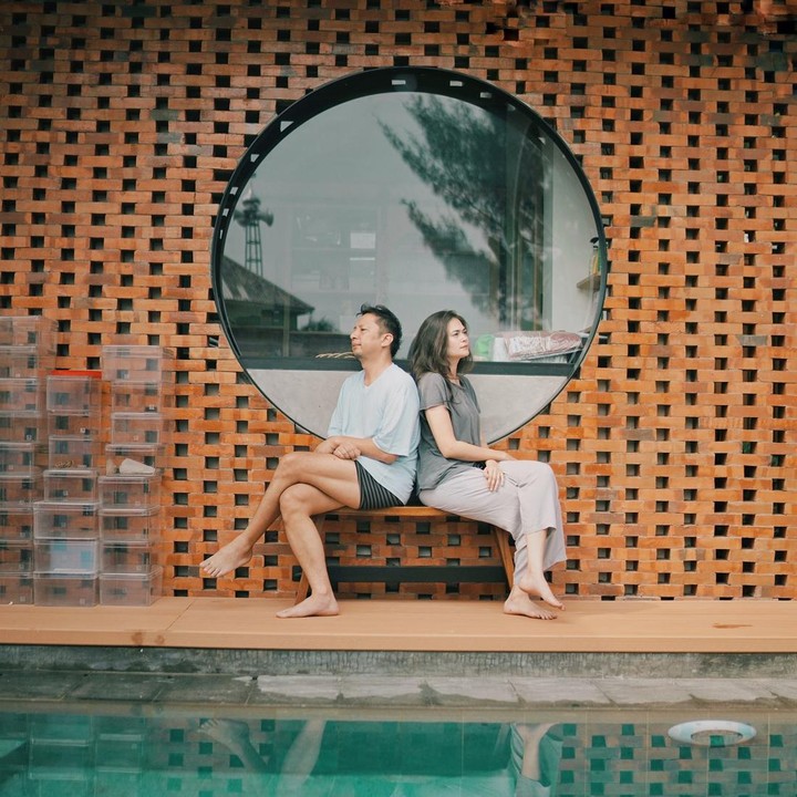 <p>Di halaman rumah, terdapat kolam renang berukuran cukup luas. Desain tembok di sekitar kolam renang juga membuat rumah mereka terlihat seperti vila ya, Bunda? (Foto: Instagram @ringgoagus @sabaidieter)</p>