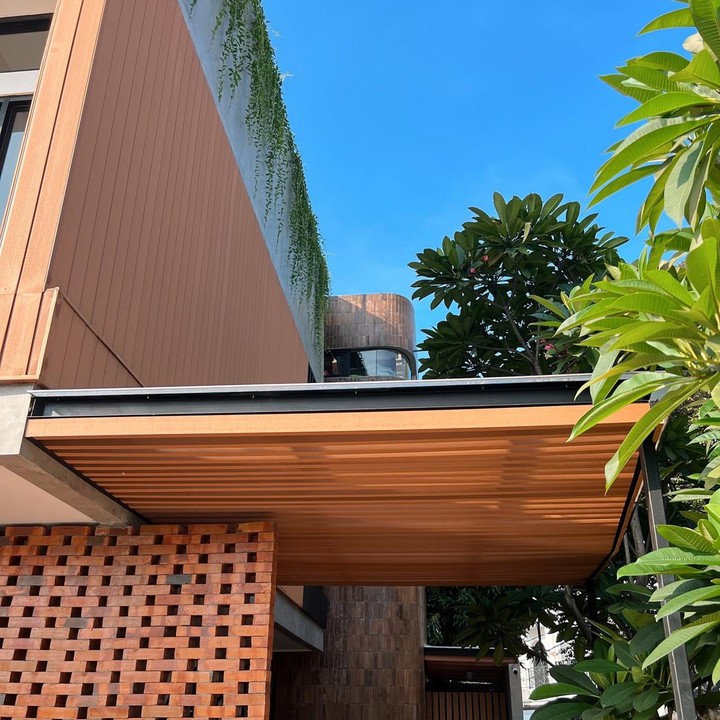 <p>Sabai Dieter kerap membagikan potret rumah barunya ke media sosial. Ia dan Ringgo Agus Rahman memiliki hunian yang tidak hanya terlihat mewah, melainkan juga nyaman dan estetik seperti di <em>resort.</em> (Foto: Instagram @ringgoagus @sabaidieter)</p>