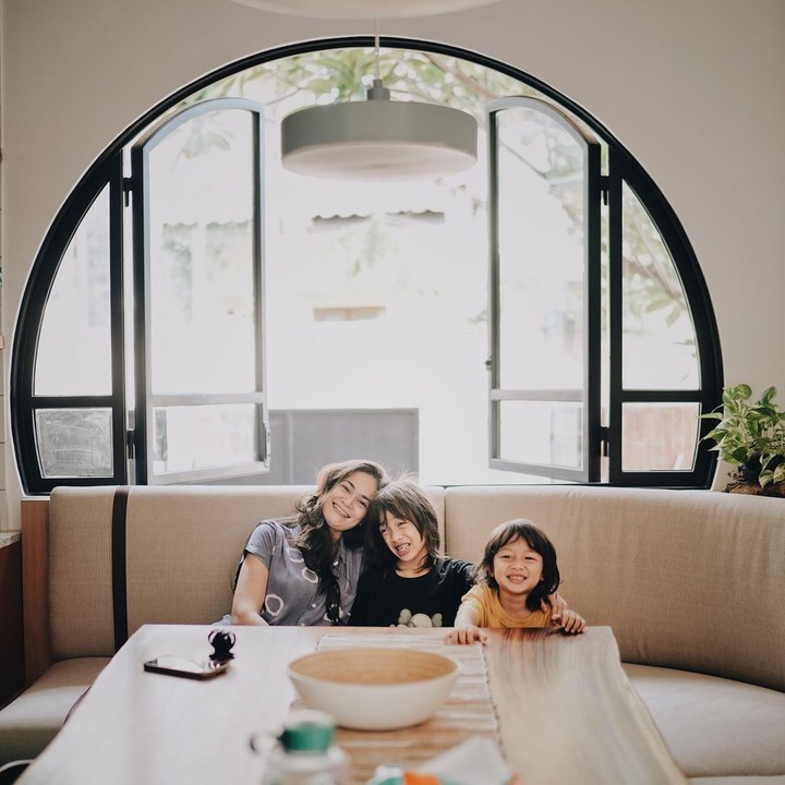 <p>Rumah mereka didesain dengan banyak jendela lebar agar sirkulasi udara tetap lancar. Selain itu, sinar matahari juga bisa masuk ke dalam rumah sehingga suasana rumah terlihat terang. (Foto: Instagram @ringgoagus @sabaidieter)</p>