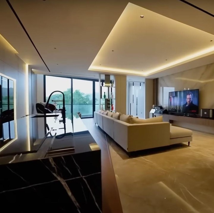 <p>Pria berusia 27 tahun memilih rumah yang terletak di daerah pegunungan. Dari pintu masuk, nuansa mewah hunian tersebut sangat terlihat karena memiliki pintu berputar yang terinspirasi dari mal.(Foto: YouTube AH)<br /><br /><br /></p>