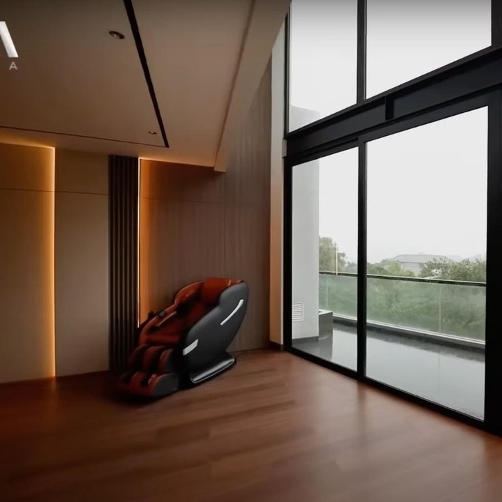 <p>Dia area lain, Verrel juga menunjukkan bagian rumah dengan pemandangan asri. Ruangan luas berlantai kayu ini dibatasi dengan kaca yang tembus balkon. Dari ruangan ini pula, penghuni bisa menikmati suasana adem pepohonan dan embun, Bunda. (Foto: YouTube AH)<br /><br /><br /></p>