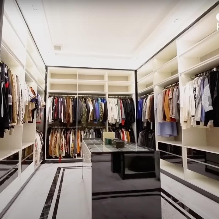 <p>Naik ke lantai atas, terdapat walk in closet yang sudah diisi pakaian, perlengkapan, hingga aksesori milik Verrel. Luas banget ya, Bunda?(Foto: YouTube AH)<br /><br /><br /></p>