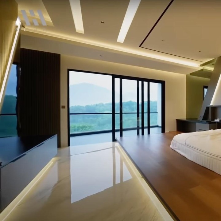 <p>Selanjutnya kamar tidur utama, nih. Diketahui, ruangan ini cukup memakan waktu dalam proses penyelesaiannya. Diungkap Verrell, ia harus menunggu selama sebulan demi mendapatkan kasur idaman seperti dalam potret berikut, Bunda. (Foto: YouTube AH)<br /><br /><br /></p>