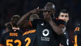 Hasil Play-off 16 Besar Liga Europa: Feyenoord vs Roma Imbang