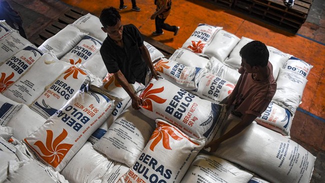 Pelaku pemalsu beras bulog mengemas ulang menjadi beras kemasan premium demi dijual lagi dengan harga tinggi.