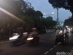 Massa Demo Membubarkan Diri dari KPU, Jalan Imam Bonjol Kembali Dibuka