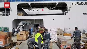 VIDEO: KRI Dokter Radjiman Bongkar Muatan di Pelabuhan Mesir