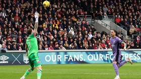 Owen Sorot Gol Berkelas Nunez di Brentford vs Liverpool
