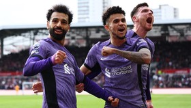 FOTO: Liverpool Bantai Brentford, Salah Tersenyum Lagi