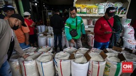 Resah Beras Oplosan Ritel, Pembeli Pilih Belanja di Warung