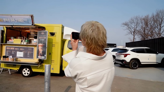 iKON's Donghyuk just debuted on February 15 with the album 'NAKSEO'.  In the behind the scene of the MV, Donghyuk was surprised to see the Coffee Truck given by iKON members.  Don't forget to say thank you via the chat group.  How sweet!/ Photo: Youtube.com/iKON