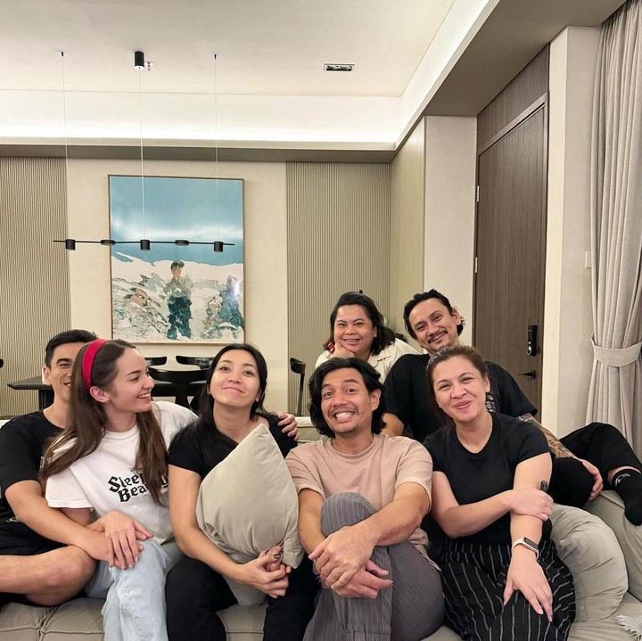 <p>Kabar tersebut diketahui langsung melalui unggahan di laman Instagram Enzy. Ia diketahui baru saja kumpul bersama para sahabat artisnya, seperti Vincent Rompies dan Hesti Purwadinata. (Foto: Instagram@enzystoria)</p>