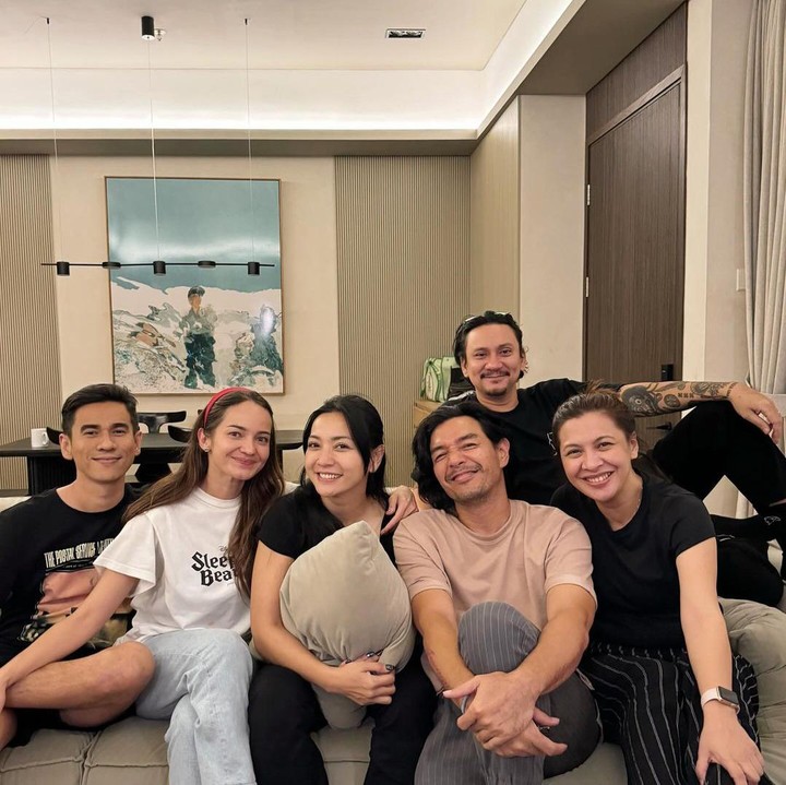 <p>Enzy juga menuliskan <em>caption</em> menyentuh yang ditujukan untuk para sahabatnya itu. "Kadang rezeki itu bukan cuma materi tapi juga sahabat yang akhirnya menjadi keluarga. Jadi <em>next</em> liburan kemana kita?" tulis Enzy, dikutip dari laman Instagram@enzystoria, Sabtu (17/2/2024). (Foto: Instgaram@enzystoria)</p>