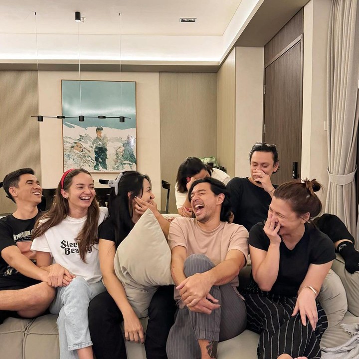 <p>Lantaran mengajak sang suami ikut kumpul bersama teman-temannya yang juga membawa pasangan, Enzy menyelipkan lelucon singkat, nih, Bunda. "Hehe sekarang NZ udah enggak jadi nyamuk lagi biasanya sendirian :)," tuturnya. (Foto: Instgaram@enzystoria)</p>