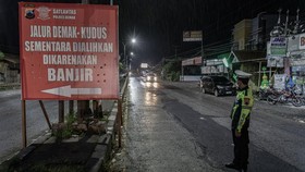 FOTO: Jalur Pantura Demak-Kudus Masih Ditutup Imbas Banjir