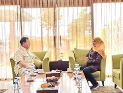 Khofifah Bertemu Prabowo di Bandara Halim, Minta Jangan Lupakan Warga Jatim