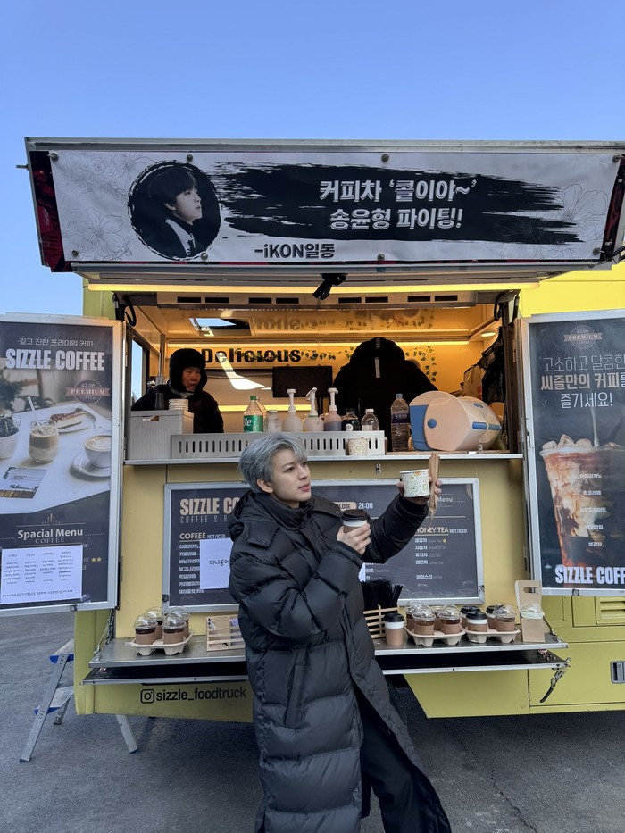 Through his personal Twitter @SONG_LOVE_JP, Yunhyeong iKON showed off the Coffee Truck given by other members at MV Filming.  Yunhyeong himself will soon debut solo in March./ Photo: Twitter.com/SONG_LOVE_JP