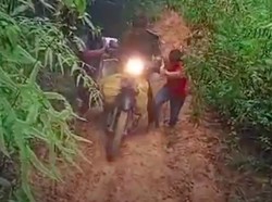 Susah Payah Pemindahan Logistik Pemilu di Mamasa, Lewati Hutan-Jalan Licin