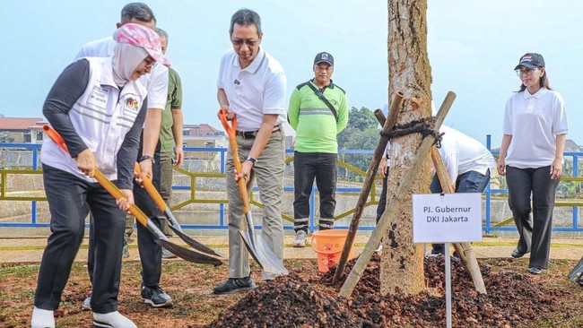 Penanaman pohon dinilai sebagai salah satu solusi menghadapi penurunan kualitas udara belakangan ini.