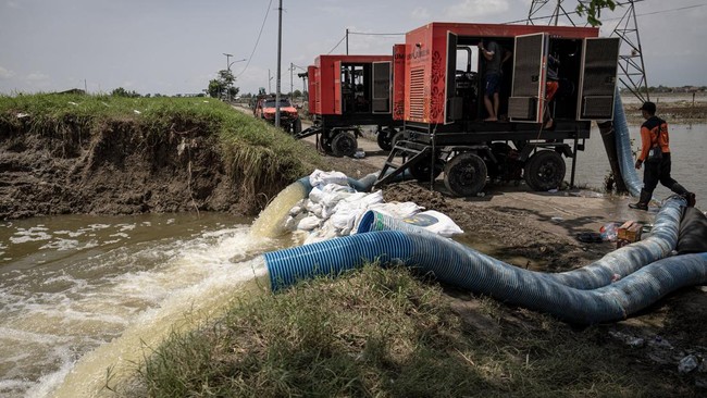 FOTO: Jalur Pantura Demak-Kudus Masih Ditutup Imbas Banjir
