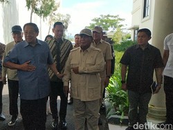 Prabowo Tiba di Pacitan Disambut SBY, AHY dan EBY