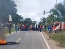 Tuntutan Hitung Ulang Ditolak, Massa Blokade Jalinsum di Muratara