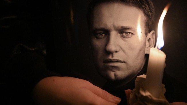 Pendukung Alexei Navalny menuding pemerintah Rusia di balik kematian pemimpin oposisi, sekaligus musuh Presiden Vladimir Putin itu.