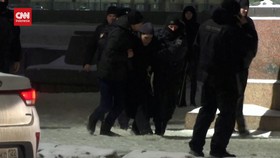 VIDEO: Polisi Tangkap Demonstran Usai Kritikus Putin Tewas di Penjara