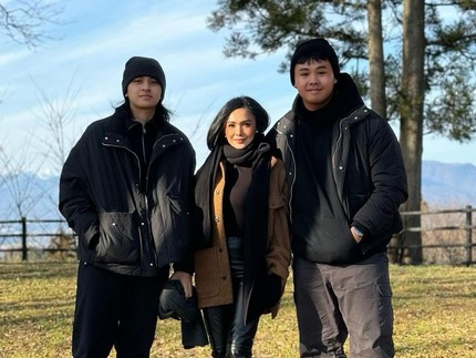 Terpopuler: Potret Yuni Shara & Dua Putranya yang Sudah Dewasa