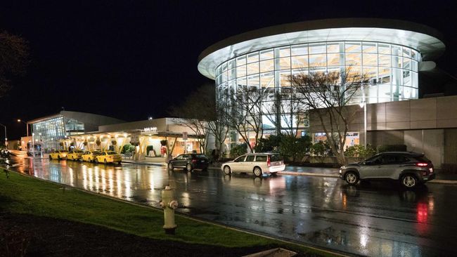 Bandara Internasional Victoria (YYJ) di Pulau Vancouver Kanada disebut punya vibes yang membuat rileks, berjarak sekitar 25 kilo meter dari pusat kota.