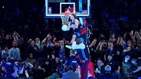 McClung 'Terbang' di Atas O'Neal, Pertahankan Juara Slam Dunk NBA