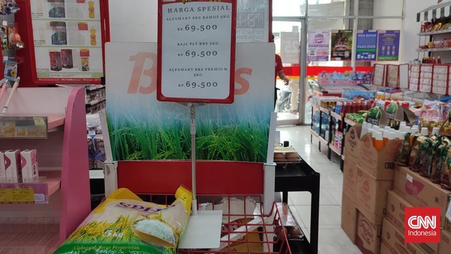 Stok beras hadir kembali di Alfamart Jakarta Barat, namun berbeda dengan stok di Indomaret yang masih kosong sejak satu bulan lalu.