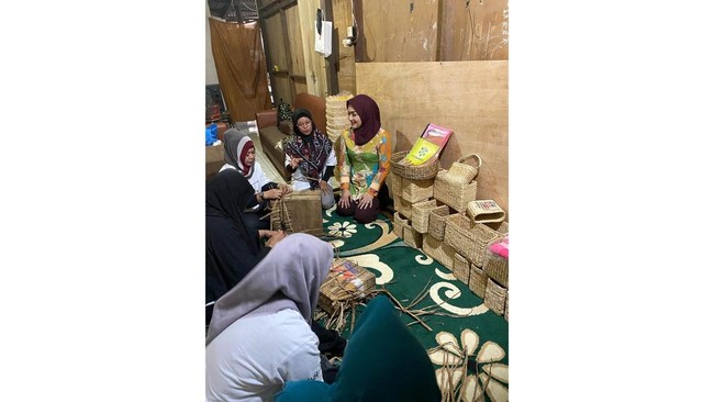 Kisah sukses klaster usaha binaan BRI, Rumah Anyamandiri di Makassar, yang mengolah eceng gondok menjadi produk kerajinan tangan bernilai tinggi.