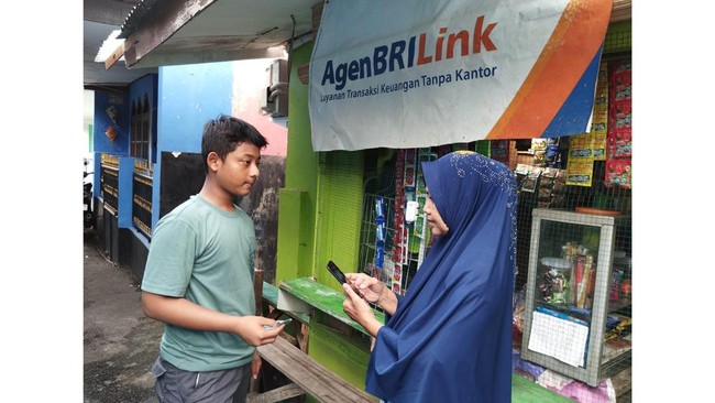 BRI berkomitmen untuk meningkatkan literasi keuangan masyarakat melalui AgenBRILink sebagai penyalur kredit UMi dan membantu transaksi.