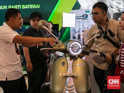 Belasan merek motor listrik memeriahkan gelaran Indonesia International Motor Show (IIMS), yang berlangsung 15-25 Februari 2024 di JIExpo Kemayoran, Jakarta. (CNNIndonesia/Adi Ibrahim)