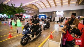 FOTO: Deretan Motor Listrik Mejeng di IIMS 2024