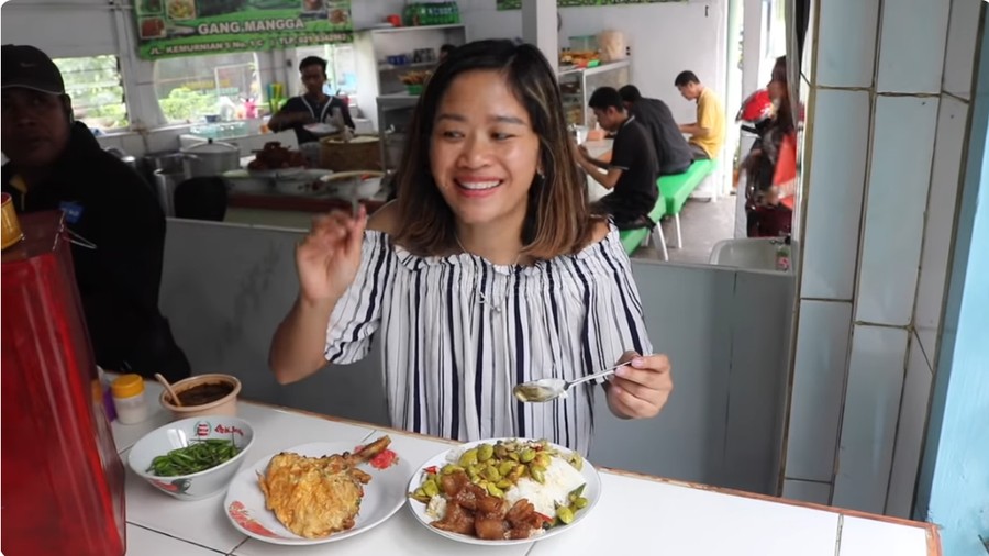 Farida Nurhan makan di warteg