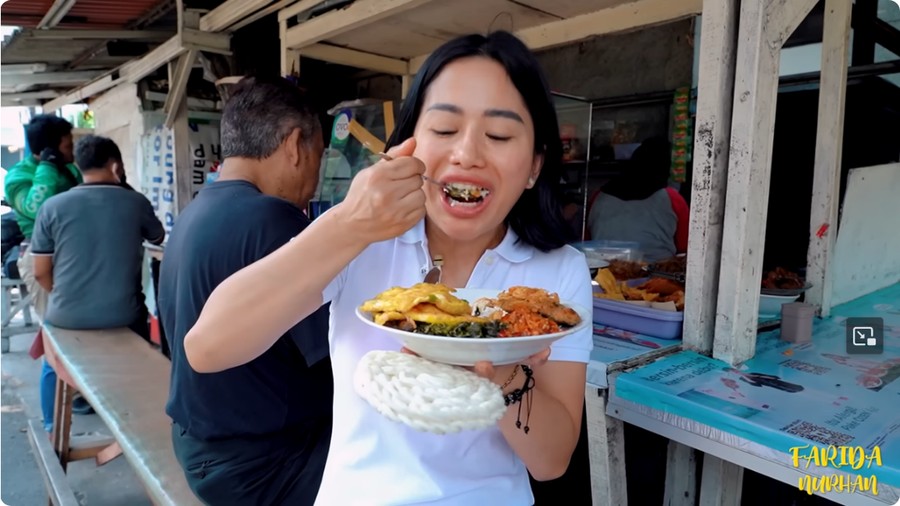 Farida Nurhan Farida Nurhan makan di warteg