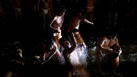 FOTO: Festival Pria Telanjang Berebut Sekantong Jimat di Jepang