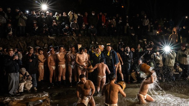 FOTO: Festival Pria Telanjang Berebut Sekantong Jimat di Jepang